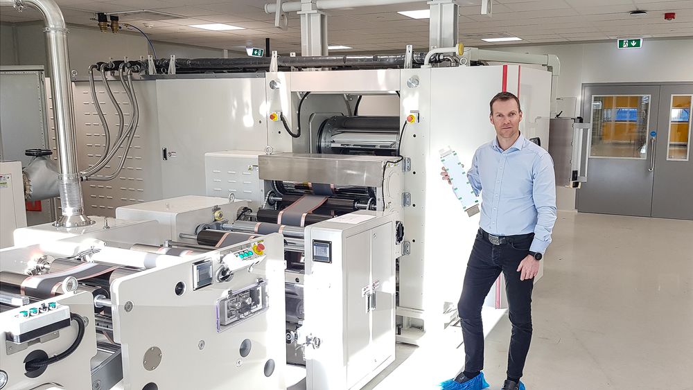 Snart ferdig: Svein Kvernstuen holder en battericelle i den nye fabrikken som skal bygge prototyper og utføre forskning, utvikling og opplæring.