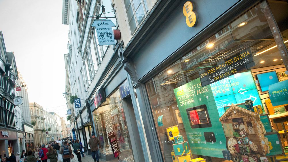 Den britiske operatøren EE betalte mest i 5G-auksjonen. Her illustrert ved bilde av deres mobilbutikk i Coney Street i York.