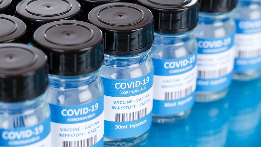 Annonser for falske vaksiner mot covid-19 var blant det Google blokkerte i fjor. 