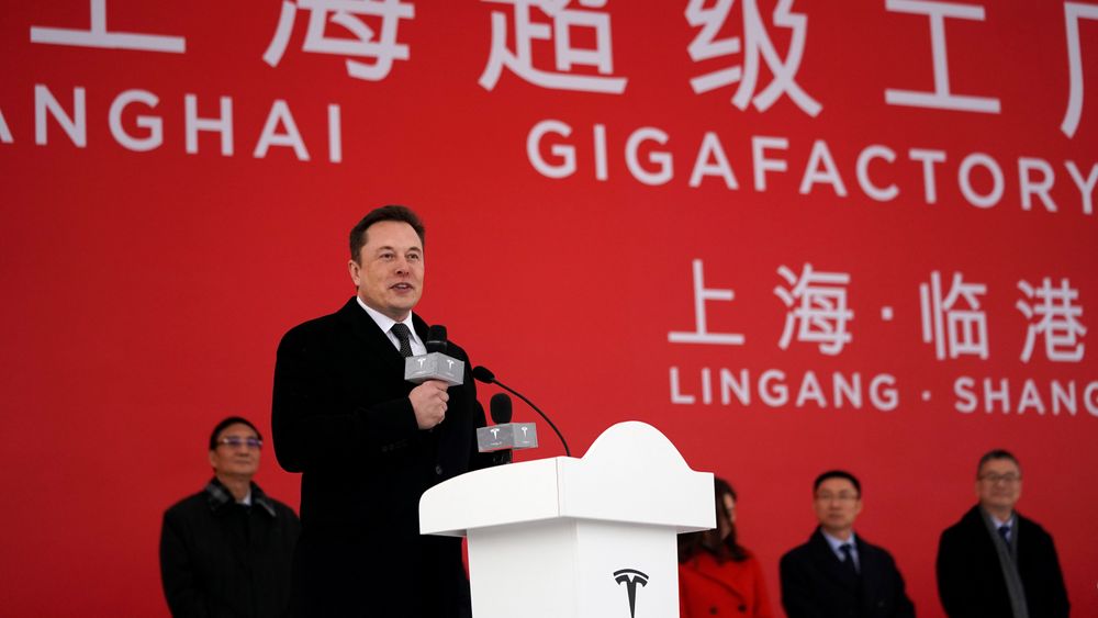 Stemningen var god da Elon Musk åpnet Teslas bilfabrikk i Shaghai i januar 2019. Nå er kinesiske myndigheter redd for at data samlet inn fra Teslas mange kameraer og sensorer blant annet skal gi USA tilgang til opplysninger om Kinesiske militære installasjoner.