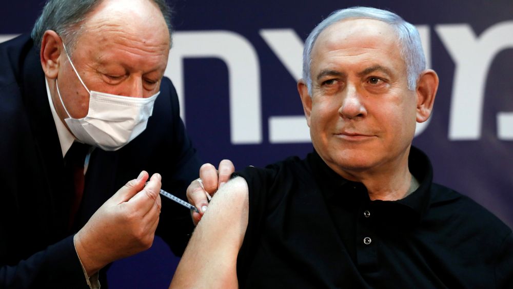Sikret seg selv: Israels statsminister Benjamin Netanyahu var blant de første som sikret seg vaksine mot covid-19. Allerede 19. desember fikk han sin første dose.  Nå setter han verdensrekord i hurtigvaksinering for å få flest mulig israelere vaksinert før valget 23. mars. Foto: NTB    