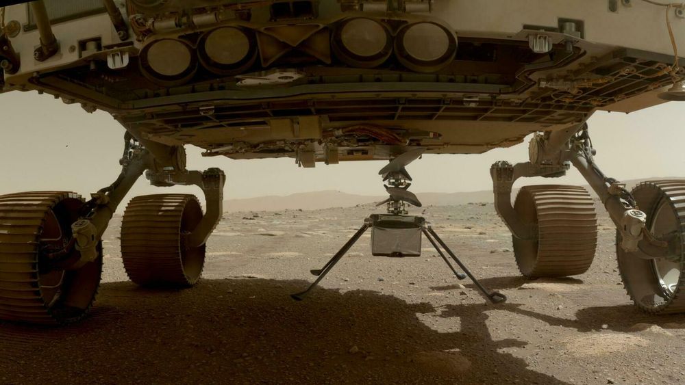 Helikopterdronen hang under Mars-kjøretøyet Perseverance, men ble sluppet ned og frikoblet og må deretter klare seg selv med strøm og varme før den planlagte flyturen.