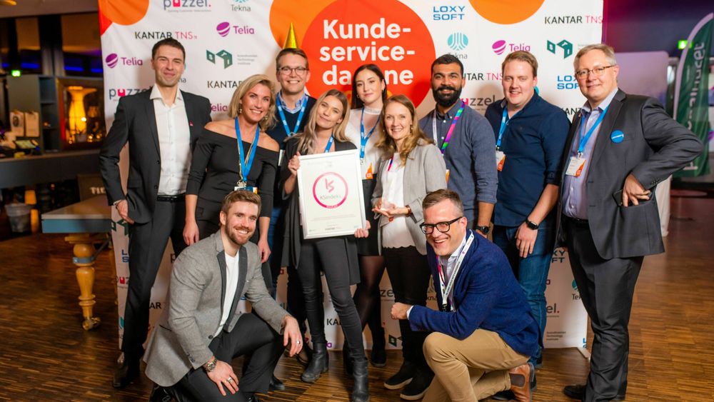 En glad gjeng fra Onecall kunne feire pris for beste kundeservice i 2019. Det spørs om avtalevilkårene deres ville vunnet dem nok en kundeservicepris, mener Morten Evjen i Telehjelpen. Kundeservicedirektør Kristian Vogt på bakken til høyre.