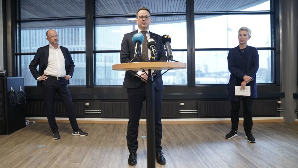 Riksmekler Mats Wilhelm Ruland sier forhandlingene mellom NHO og Lo løsnet først på formiddagen søndag. Her presentere han enigheten sammen med NHO-leder Ole Erik Almlid og LO-leder Peggy Hessen Følsvik på Thon Hotel Opera i Oslo søndag.