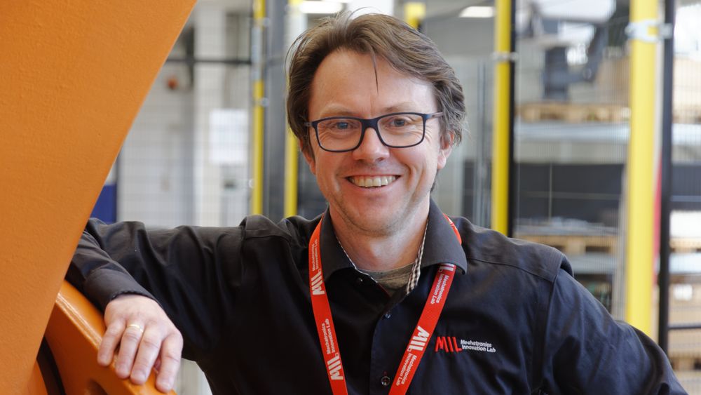 Svein-Inge Ringstad maner norske industriledere til å se på robotisering med nye øyne. – Ikke snakk om roboter, snakk heller om å ta nye verkøty i bruk. Ingen ble skremt da snekkere fikk sprikerspistoler, sier han.