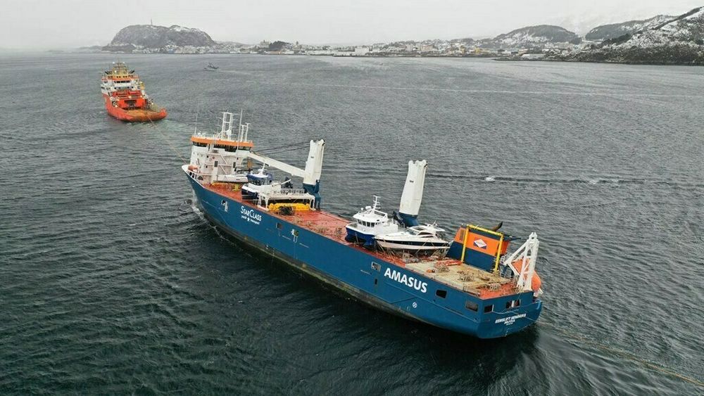 Normand Drott tauer Eemslift Hendrika inn til Ålesund torsdag 8. april 2021.