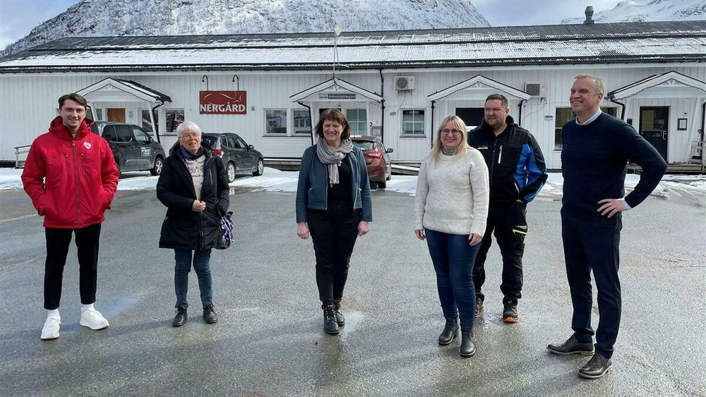 F.v. Nicklas Simonsen (Ap, Senja kommune), Herbjørg Valvåg (Sv, Senja kommune), Kristina Hansen (Ap, fylkesråd for samferdsel), Karin Eriksen (Sp, fylkesråd for næring og miljø), Oddgeir Simonsen (Driftsleder, Nergård) og Tom Rune Eliseussen (Sp, ordfører Senja kommune)