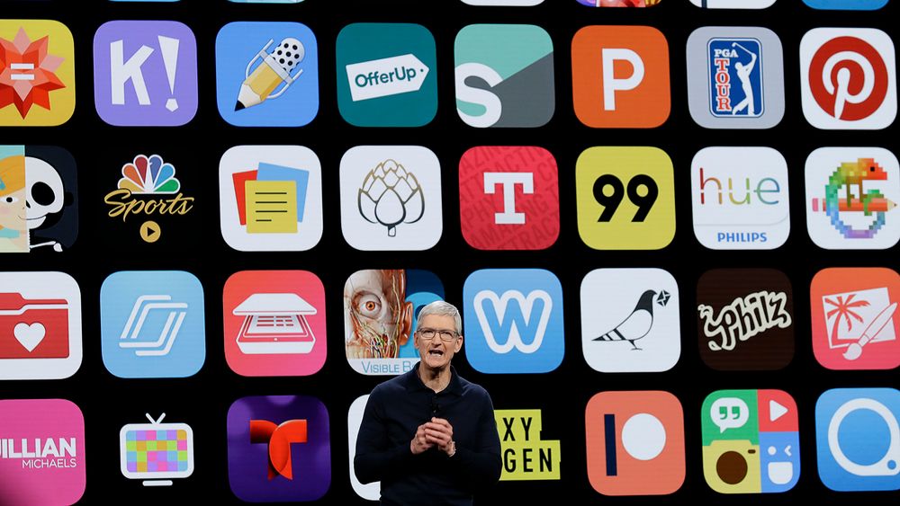 Apple-sjef Tim Cook foran noen av de mange appene som er tilgjengelig i Apples App Store. 