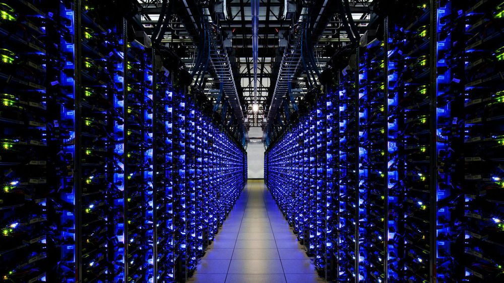 Fjernarbeid under covid-19-pandemien har bidratt til at skyveksten fortsetter i høyt tempo. Bildet er fra en Google-eid datasenter.