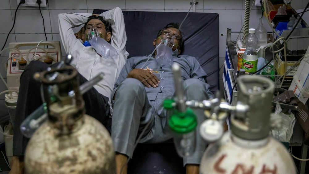 Oksygen av medisinsk kvalitet har blitt mangelvare mange steder i India. Her får covid-pasienter oksygen fra flasker ved Lok Nayak Jai Prakash-sykehuset i New Delhi, India. Foto: REUTERS/Danish Siddiqui