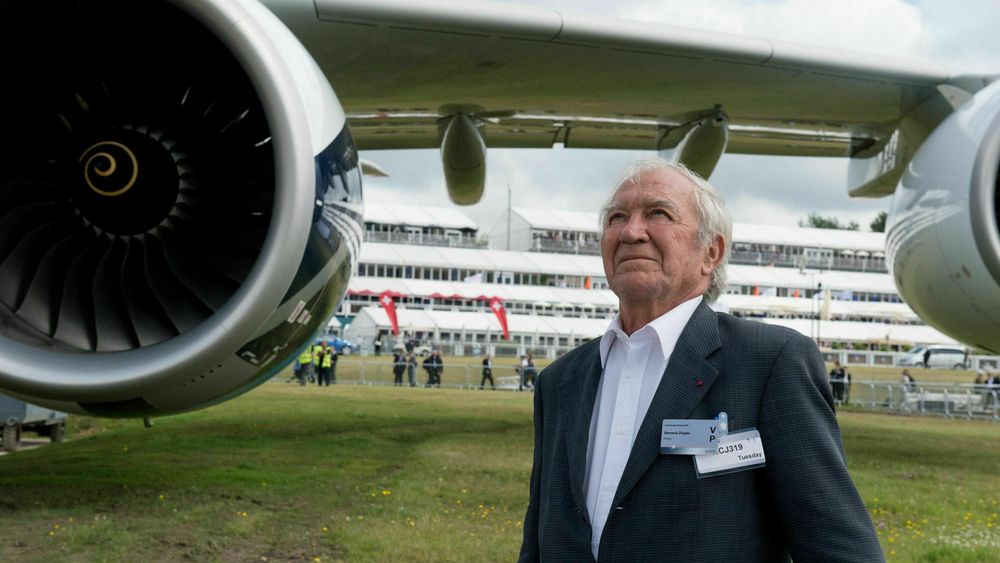 Bernard Ziegler (1933-2021) mottok i 2012 en ærespris på Farnborough Air Show.