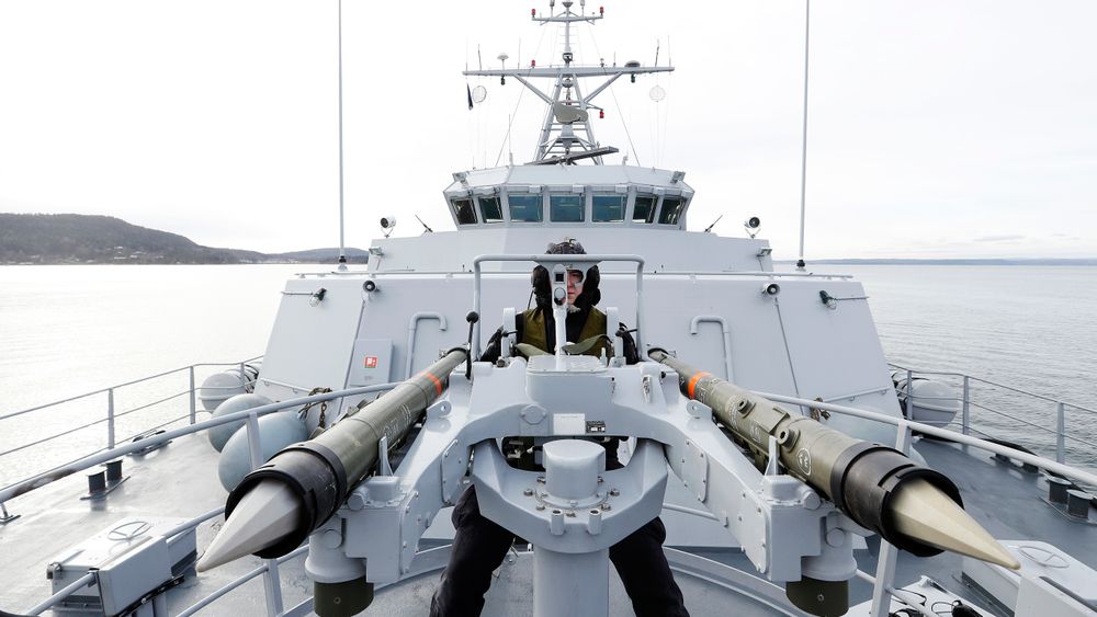 Skyteøvelse om bord på minesveiperen KNM Otra mens fartøyet var en del av Standing NATO Mine Countermeasures Group 1 (SNMCMG1) på oppdrag i Oslofjorden i 2020. Dette er Mistral-missiler som brukes mot trusler fra lufta, ikke fra under vann.
