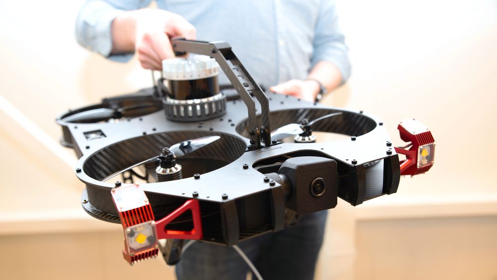 Denne dronen kan fly innendørs, og er kollisjonssikker.