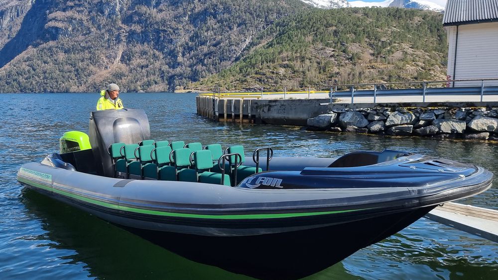 Frank Ole Bonsaksen i selskapet Green Fjords tester ut den nye helelektriske turistbåten som de skal bruke til å guide 12 turister av gangen på fjorden utenfor Hellesylt