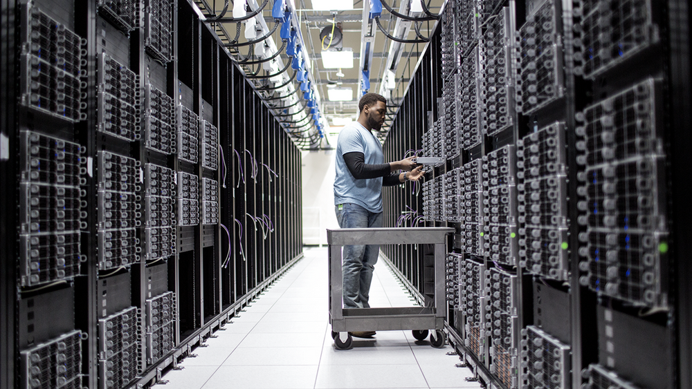 En tekniker jobber med vedlikehold ved et av Microsofts datasentre. Anlegget er ikke identifisert og bildet er udatert.