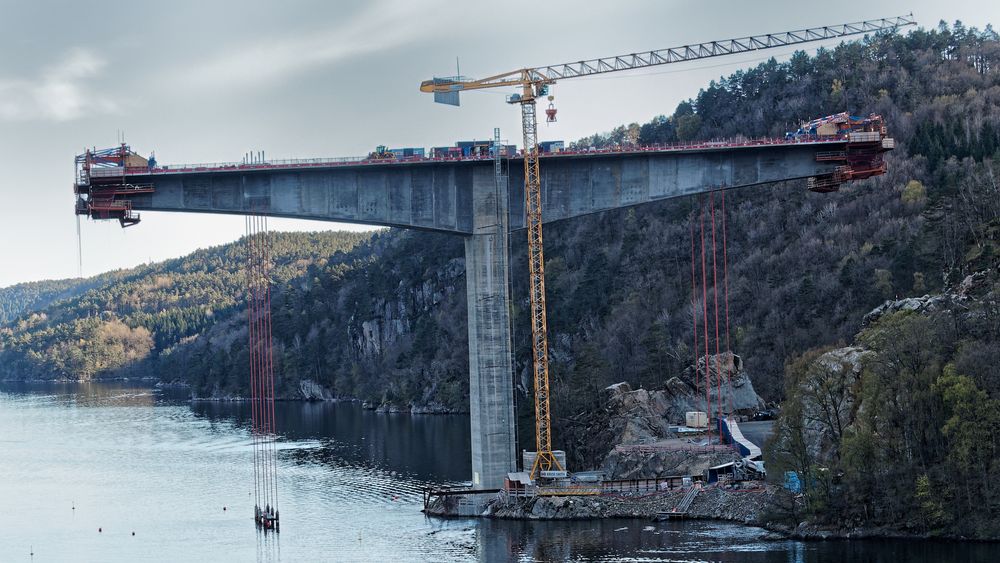 Trysfjordbrua på E39, en fritt frambygg-bru med  spenn på 534 meter. Vanligvis bygges to parallelle bruer for firefelts vei, her er det bygget kun én bru.  
