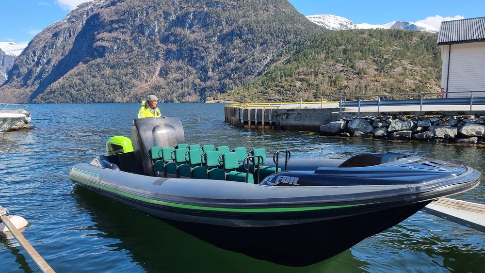 Tilbyr elturisme: Frank Ole Bonsaksen og familien tilbyr turister omvisning i den nye helelektriske båten. Den veier ikke mer enn 1320 kilo inklusive motor og batterier takket være skroget i karbonfiber.