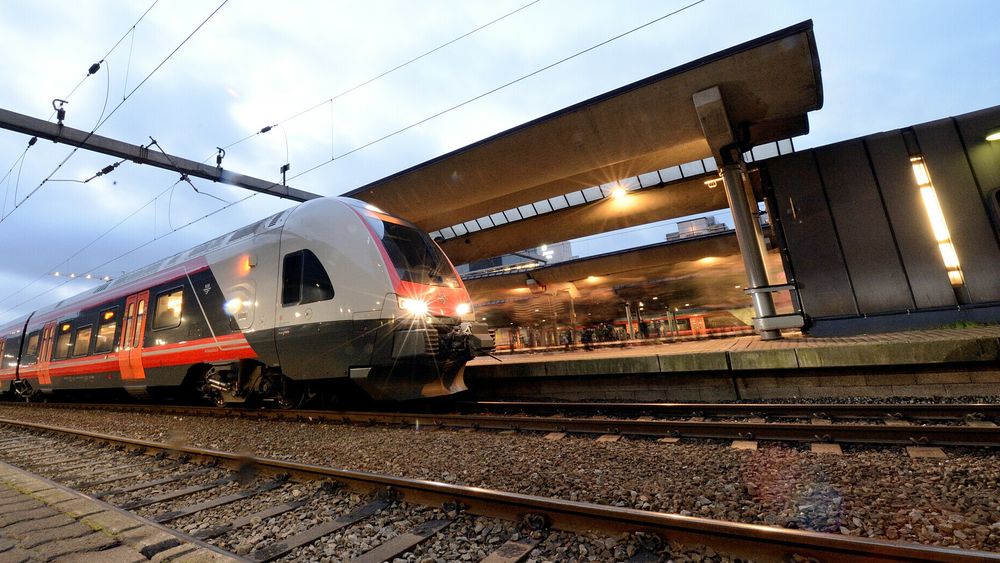 Kostnadsrammen for Intercity gjennom Moss ble offisielt økt med 7 milliarder denne uken. Ved åpningen i 2026 kan Flirt-toget være det første som tester banen. Her avbildet på Oslo S.