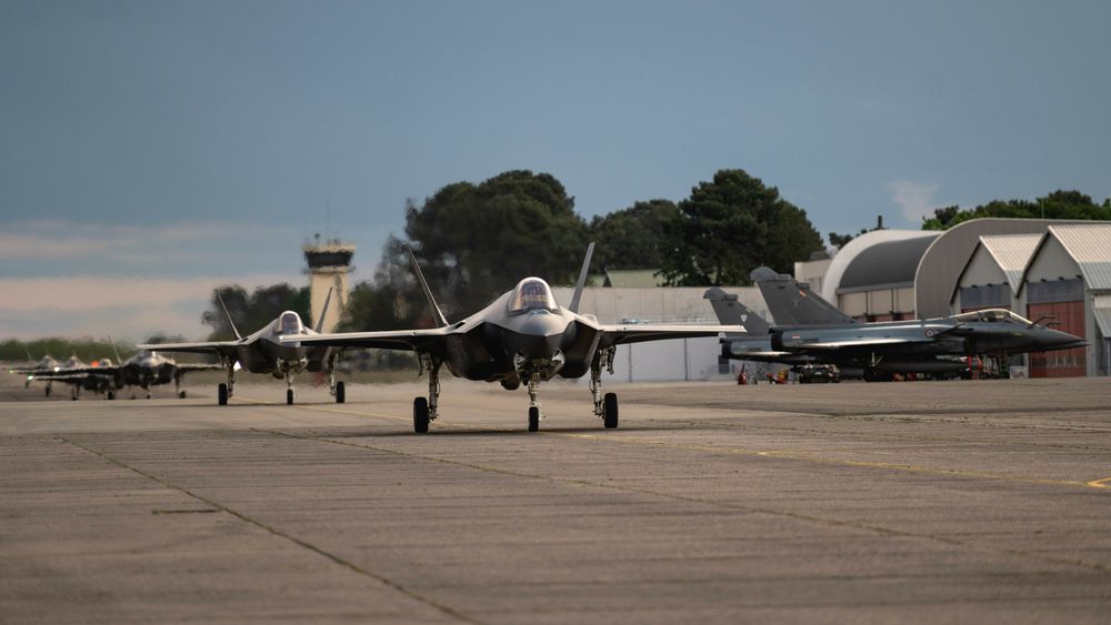 Seks F-35A fra 4th Fighter Squadron på Hill AFB takser forbi tre franske Dassault Rafale på Mont-de-Marsan mandag 10. mai.