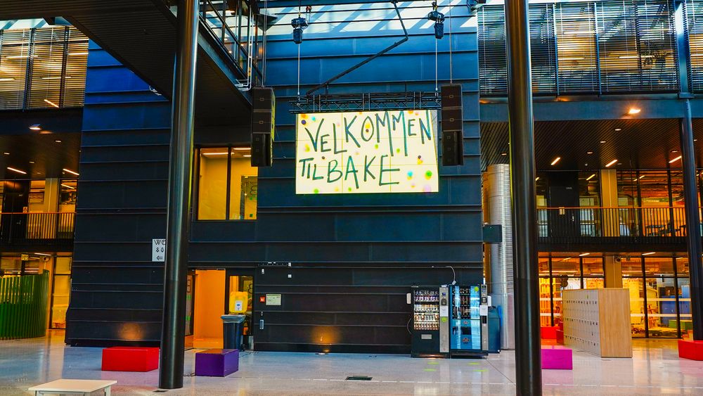 Elevene i osloskolen fikk komme tilbake til i april. På Kuben ble de ønsket velkommen tilbake. Kuben yrkesarena inneholder Kuben videregående skole, Fagskolen Oslo, Lærlingesenteret for byggfag og Kuben kurs- og teknologisenter (KKT). Illustrasjonsfoto.