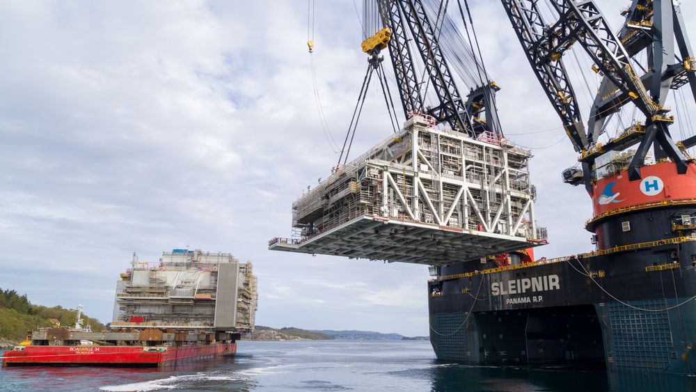 Sleipnir har her løftet den 5400 tonn tunge prosessmodulen til Johan Sverdrup (P2) bort fra transportlekteren.
