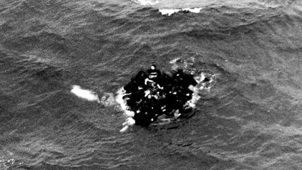 Overlevende klamrer seg til en livbåt etter ulykken der Komsomolets gikk ned sørvest for Bjørnøya i 1989.