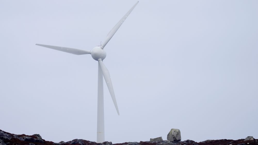 Den ene av to vindturbiner på Utsira. Helge Ryggvik ved UiO mener oljeingeniører har overførbar kompetanse for vindbransjen.