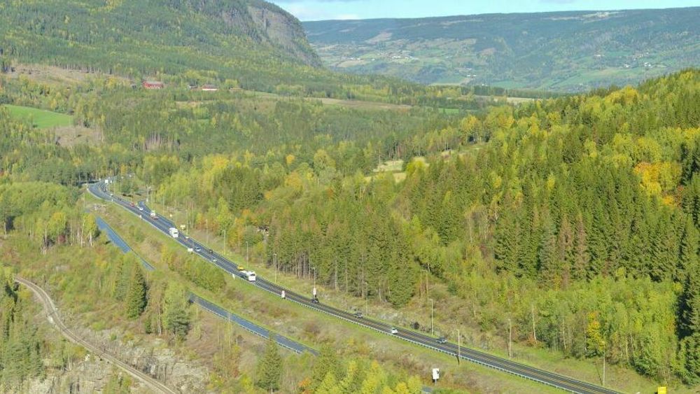 E6-strekningen mellom Storhove i Lillehammer og Hunderfossen i Øyer består av 9,6 kilometer med firefelts motorvei, inkludert ny toløpstunnel på cirka 2,6 kilometer forbi Fåberg. Bildet viser eksisterende vei ved Ensby.
