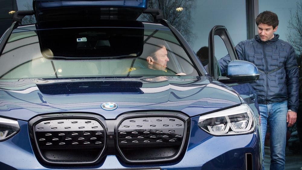 – Jeg synes det eneste rasjonelle var å kjøpe elbil da den gamle bilen måtte byttes ut, sier Håkon Gudding. Han bestilte en BMW iX3 av selger Jacob Aanonsen ved Bilia Skøyen, og var en av de første i landet som fikk modellen utlevert. – Det var et bevisst valg av en trygg bil bygget på pålitelig og kjent teknologi, akkurat slik vi ingeniører liker det, sier nybileieren med et smil.