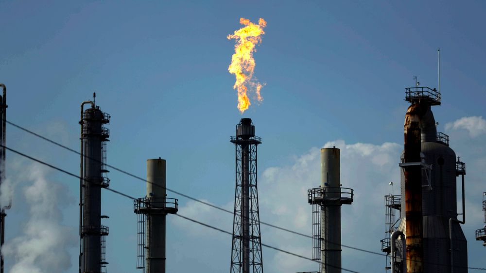 En nederlandsk domstol pålegger Shell å kutte mer i utslippene av skadelige klimagasser.