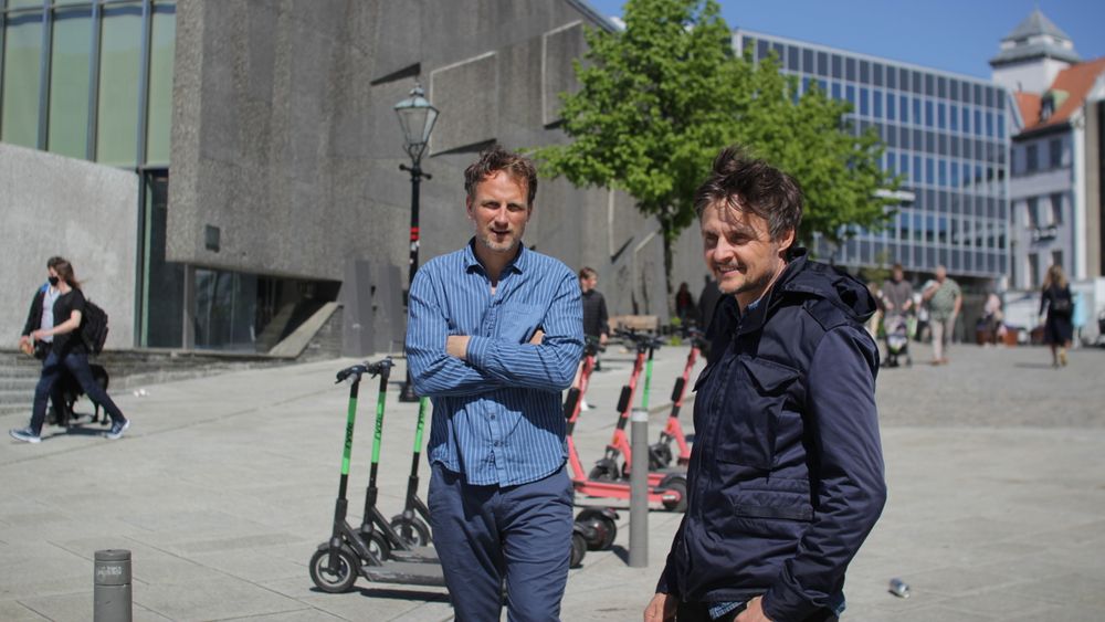 Gründerne i Stavanger-selskapet Nivel, Harald Sævareid (t.v.) og Mathias Molden, har laget en løsning som lar byer ta kontroll over sparkesykler. 