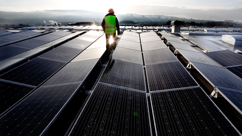 Kapasiteten i kraftgenerering skal firedobles fra 2020 til 2030. Energiintensiteten i verdensøkonomien skal i samme tidsrom avta med fire prosent årlig, ifølge rapporten. Øystein Noreng er skeptisk til realismen.