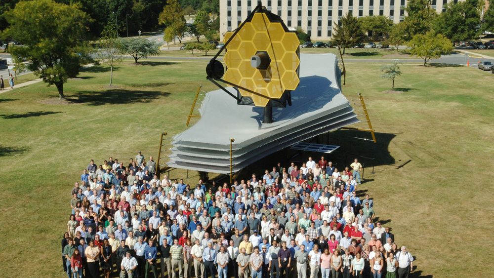 En tidlig fullskalamodell av James Webb Space Telescope viser hvor stort det egentlig er.