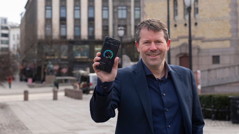 Barn og unge bruker strømmetjenester som aldri før, sier Ric Brown, mobildirektør i Telenor Norge. Her er mobildirektøren avbildet mens han demonstrerer Telenors 5G-nett i Oslo