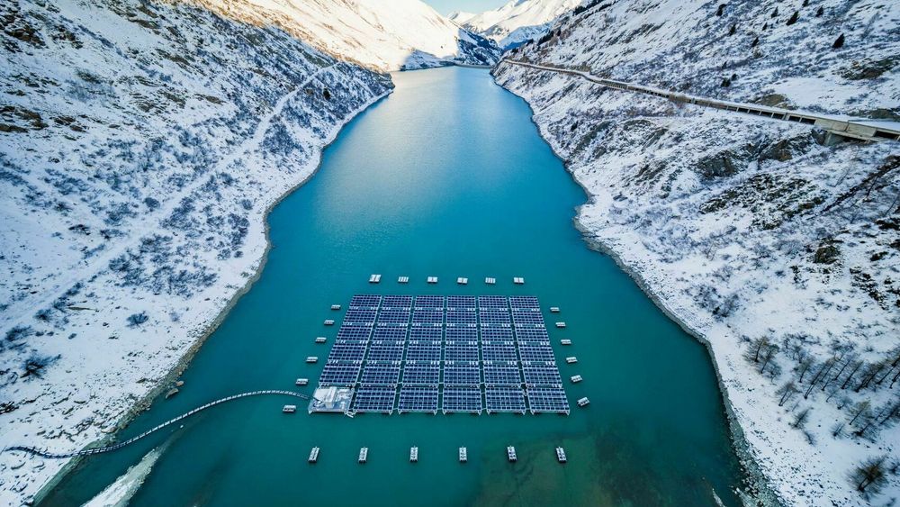 Energiselskapet Romande Energie sitt flytende solkraftverk i de sveitsiske alpene, nærmere bestemt på vannreservoaret Lac des Toules ved landsbyen Bourg-Saint-Pierre.