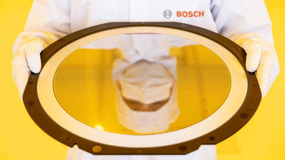 Store: Selv om fabrikken skal lage svært robuste brikker med en linjebredde på 65 nanometer, bruker de de største 300 mm-waferne på markedet.