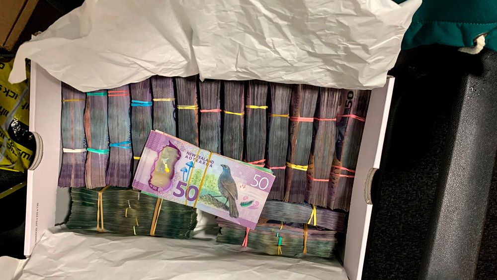 I dette udaterte bildet fra New Zealands politi, vises kontanter beslaglagt i en operasjon i tilknytning til Operation Trojan.