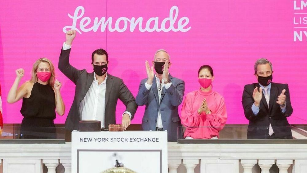 Daniel Schreiber, CEO og Shai Wininger,  COO i Lemonade da selskapet gikk på børs i 2020 - her sammen med New York stock exchange-leder Chris Taylor.