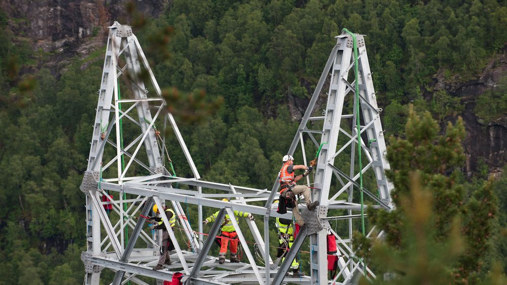 Byggingen av kraftledningen gjennom Hardanger for ti år siden ble møtt med kraftige protester. 