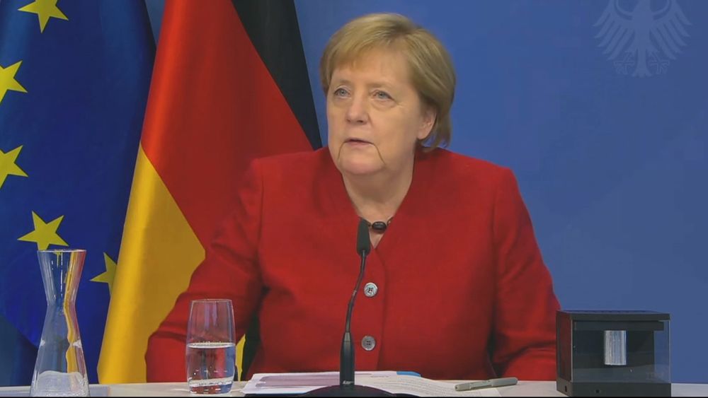 Tysklands forbundskansler Angela Merkel under innvielsen av Europas kraftigste kvantedatamaskin. Hun har en modell av kvantedatamaskinen ved siden av seg.