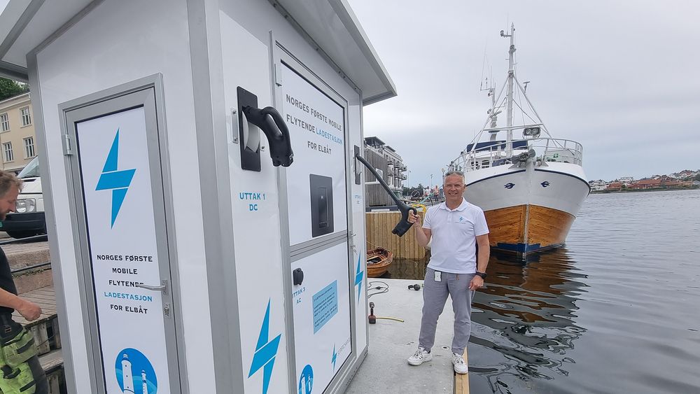 Arild Hansen leder ladeselskapet Supercharge. De liker seg ved sjøen.