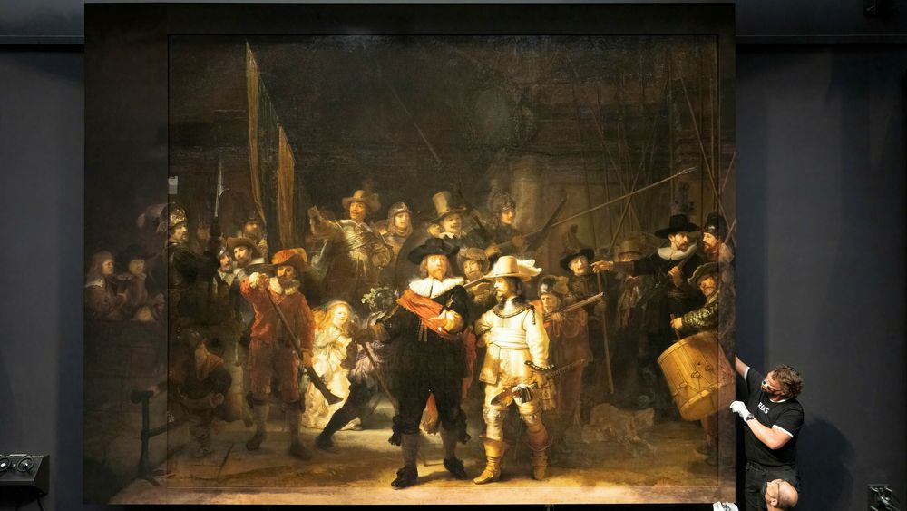 Kantene til «Nattevakten» av Rembrandt er rekonstruert og hengt opp som en ramme rundt det originale maleriet.