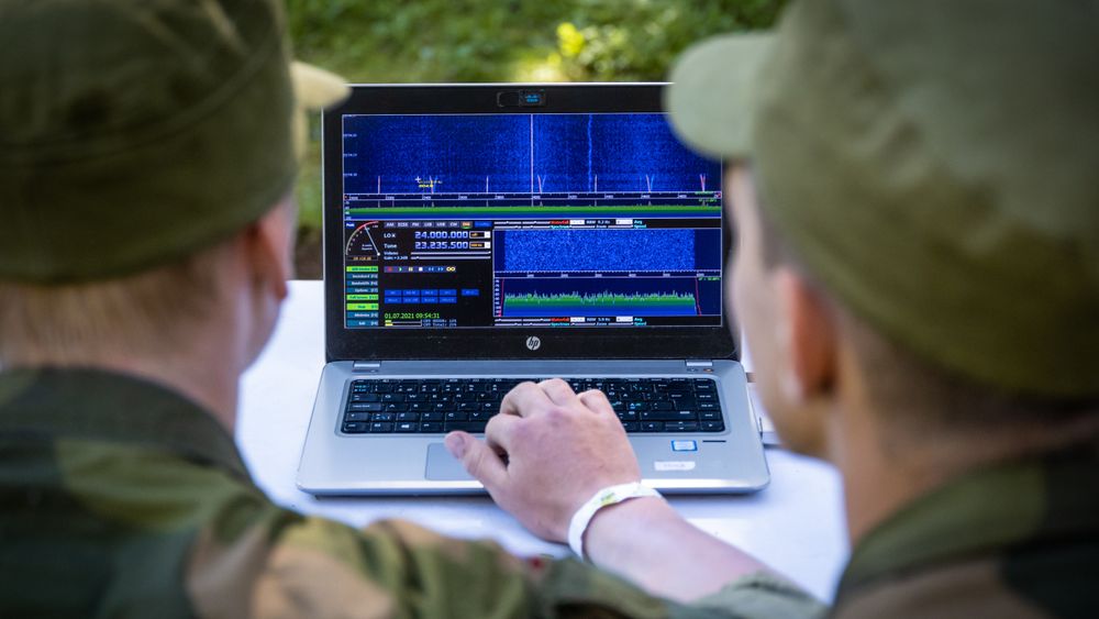 To kandidater jobber med en spektrumsanalysator, et instrument som er viktig i elektronisk krigføring.  