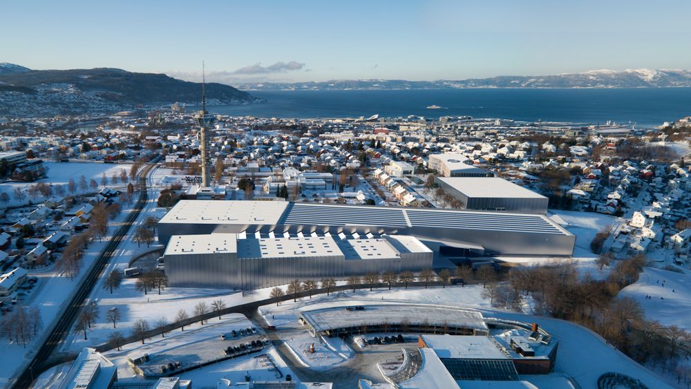 Fugleperspektiv av det nye marintekniske senteret på Tyholt med det kjente tårnet og Trondheimsfjorden i bakgrunnen.