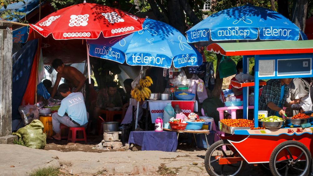 Telenor etablerte seg i Myanmar i 2014. Etter at militæret tok over makten i februar i år, har situasjonen i landet forverret seg. Selskapet vurderer nå å selge seg ut. Bildet er fra 2014.