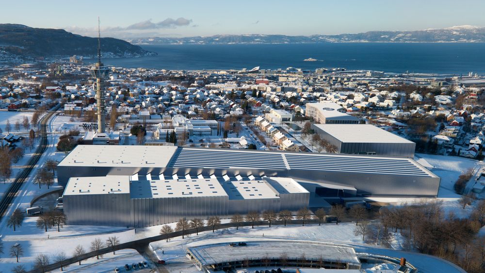 Fugleperspektiv av det nye marintekniske senteret, Ocean Space Centre, i Trondheim. Tyholt med det kjente tårnet og Trondheimsfjorden i bakgrunnen.