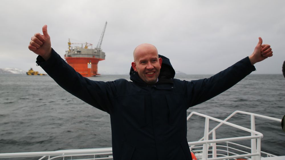 Tord Lien var olje- og energiminister i tre år, fram til 2016. Her jubler han over at Goliat-plattformen var ankommet Norge. Goliat er per i dag den nordligste plattformen på norsk sokkel, 85 kilometer nordvest for Hammerfest. Wisting ligger 310 kilometer nord for kysten av Finnmark.