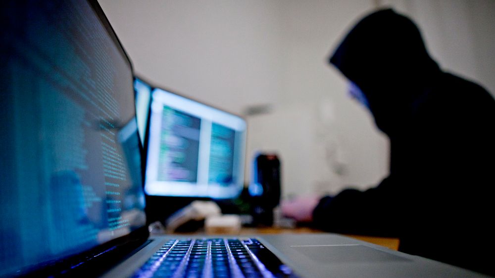 Svindlere har forsøkt å lure tusenvis slik at de kan aktivere en engangskode-app på sin egen telefon i såkalte phishing-forsøk. 