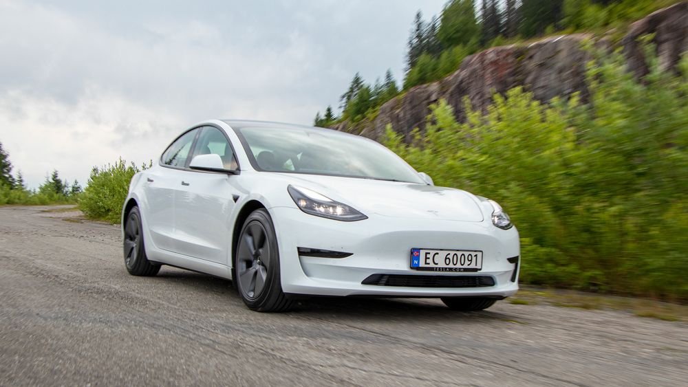 Tesla Model 3 på en høyde med Einavatnet. Tesla er blant aktørene som satser på å gjøre bilene selvkjørende.