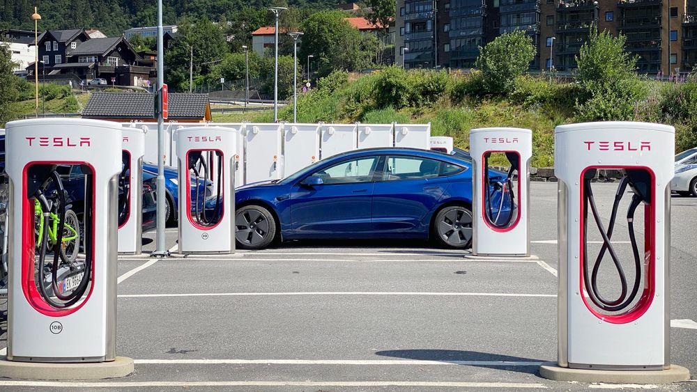Snart åpner Tesla for andre bilmerker på ladestasjonene sine. Her fra Indre Arna i sommer.